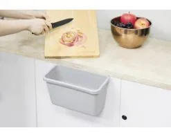 Prullenbak Met Deurbevestiging